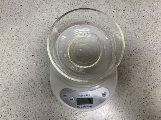 3、火龙果渐变蛋糕(宝宝辅食),加入14g水,也可以换成酸奶或兑好的配方奶,搅拌均匀使水油混合
