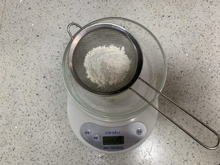 4、火龙果渐变蛋糕(宝宝辅食),19g低筋面粉,过筛入碗里