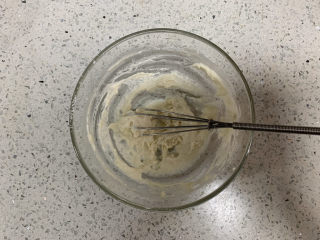 5、火龙果渐变蛋糕(宝宝辅食),用划一字的方式混合均匀,注意动作轻柔快速,混合均匀即可,不能过度搅拌