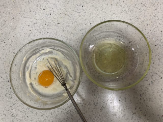 6、火龙果渐变蛋糕(宝宝辅食),取一个鸡蛋,蛋清蛋黄分离,蛋黄放入面糊里,蛋清放入另外一个无水无油的碗里