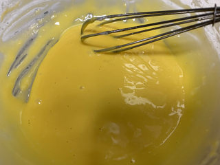 7、火龙果渐变蛋糕(宝宝辅食),继续用划一字的方式混合,用后蛋法做的蛋黄糊非常细腻