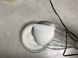 8、火龙果渐变蛋糕(宝宝辅食),接下来开始打发蛋白,由于没有放糖,打出蛋白状态会不太一样,注意观察不能过度打发,提起打蛋头出现这种小尖尖说明已经打到干性发泡状态。