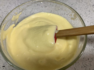 9、火龙果渐变蛋糕(宝宝辅食),混合蛋白和蛋黄糊时,先舀三分之一蛋白到蛋黄糊里,用刮刀快速混合均匀,混合好后倒到其余蛋清里混合均匀。由于没有糖,较易消泡,所以一定要注意手法。视频可私信我。