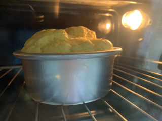 11、火龙果渐变蛋糕(宝宝辅食),4寸蛋糕很小,所以放在烤箱第二层就可以了,上下火120℃,45分钟