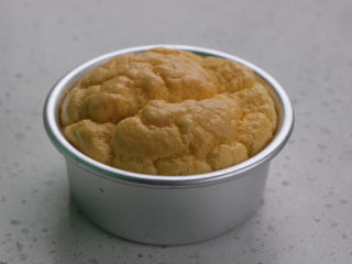 12、火龙果渐变蛋糕(宝宝辅食),依然是因为无糖的原因,做出的戚风蛋糕表面凹凸较多,但是不影响后面操作,烤好的蛋糕取出倒扣晾凉