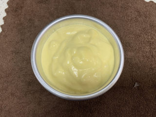 10、火龙果渐变蛋糕(宝宝辅食),混合好的蛋糕糊非常细腻,从距离模具约15cm高的地方倒入,然后在垫了抹布的台面上震几下,震出大气泡。