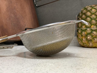 13、火龙果渐变蛋糕(宝宝辅食),家里的冷却架太大了,倒扣找不到合适的工具,后来发现倒过来放入网筛正好呀!机智????