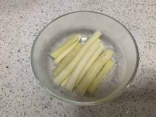 14、火龙果渐变蛋糕(宝宝辅食),接下来准备装饰部分,取85g铁棍山药,去皮蒸熟