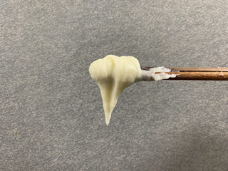 15、火龙果渐变蛋糕(宝宝辅食),蒸熟的山药打成泥,加入适量水或配方奶调整湿度,使山药泥变成方便抹面的状态,用筷子挑起一点,滴下如图小三角就ok了