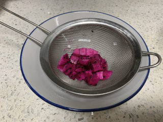 16、火龙果渐变蛋糕(宝宝辅食),切一点火龙果丁,形状较规整的留起来待会做装饰,边角部分压碎出汁,注意我们只取果汁