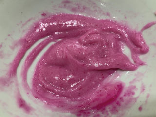 17、火龙果渐变蛋糕(宝宝辅食),取一小勺山药泥,加入火龙果汁,拌匀,调整到自己喜欢的颜色