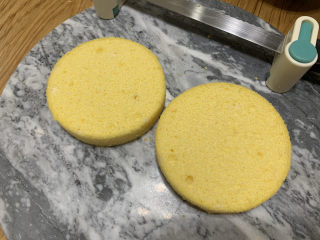 18、火龙果渐变蛋糕(宝宝辅食),接下来就到抹面装饰的最后步骤了,脱模的蛋糕均匀切成两片