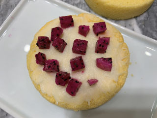 19、火龙果渐变蛋糕(宝宝辅食),先取一片蛋糕,抹上薄薄一层原味山药泥,铺上适量火龙果肉