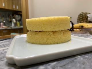 20、火龙果渐变蛋糕(宝宝辅食),把另一片蛋糕盖上