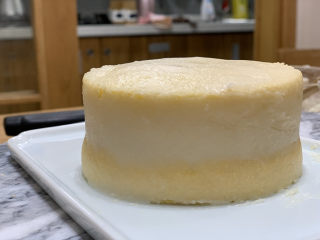 21、火龙果渐变蛋糕(宝宝辅食),蛋糕四周和上面抹上薄薄一层原味山药泥,能盖住蛋糕即可,顺便把两片蛋糕连接的部分填充一下