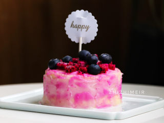 23、火龙果渐变蛋糕(宝宝辅食),最后在上面铺上一些火龙果肉和蓝莓,无糖的宝宝辅食蛋糕就完成了。