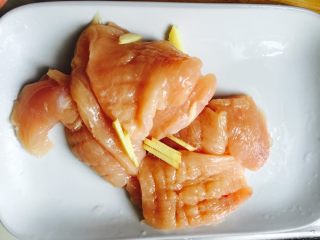 3、香酥鸡排（烤箱版）,生姜切丝  加一勺料酒  腌制半个小时左右  去腥