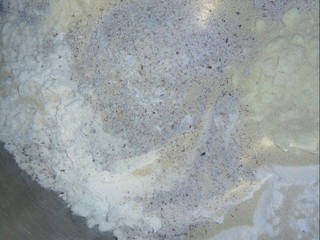 2、风味杂粮煎饼果子,面盆内放入面粉、黑小麦粉、玉米粉。