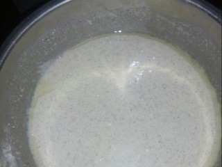 3、风味杂粮煎饼果子,加牛奶和玉米油调匀。醒发一小时。