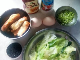 4、风味杂粮煎饼果子,准备食材和调味酱。