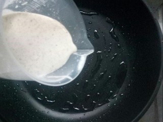5、风味杂粮煎饼果子,平底锅抹油倒入杂粮面糊。
