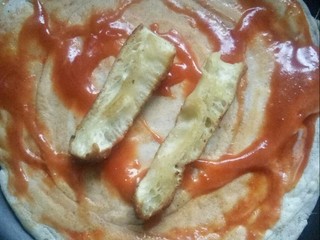 9、风味杂粮煎饼果子,放入油条。