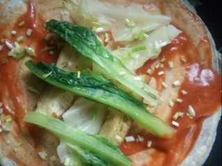 10、风味杂粮煎饼果子,放入蔬菜和小葱粒。