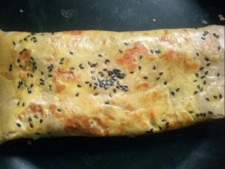 11、风味杂粮煎饼果子,裹好煎饼果子。