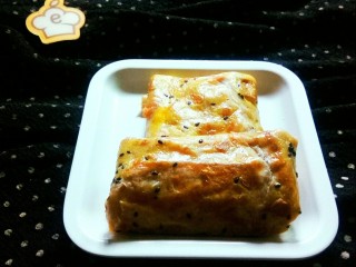 12、风味杂粮煎饼果子,色香味俱全的杂粮煎饼果子。