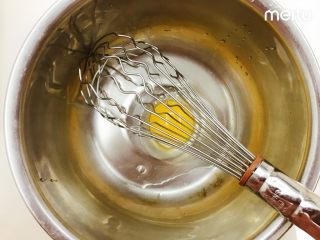 2、什锦果干酸奶糕,鸡蛋打散