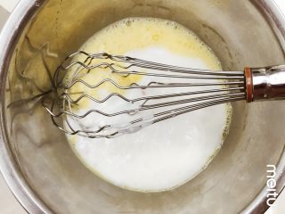 3、什锦果干酸奶糕,倒入酸奶搅匀