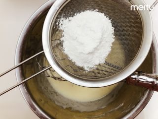 4、什锦果干酸奶糕,筛入低粉搅拌均匀