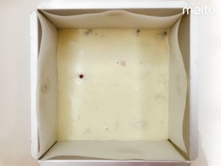 5、什锦果干酸奶糕,倒入铺好果干的模具中