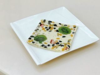 7、什锦果干酸奶糕,倒扣在盘子里