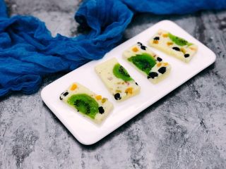 8、什锦果干酸奶糕,切块食用