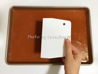 6、风车果丹皮,往不沾烤盘倒入一些果酱,用刮板刮平,薄薄的一层。