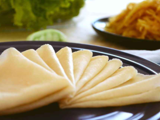 4、饺子皮可以做烤鸭饼,先生喜欢卷土豆丝，我喜欢放酱卷生菜、