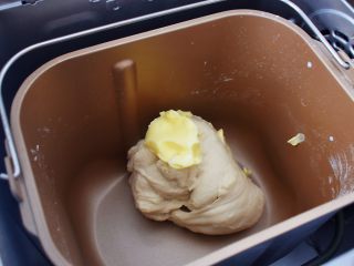 3、麻薯豆沙饼,加入黄油，继续揉面程序，直到程序结束
