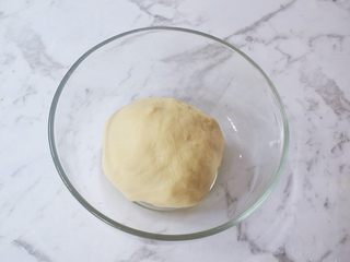 4、麻薯豆沙饼,取出面团揉圆放在温暖处发酵至两倍大左右