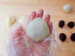 11、麻薯豆沙饼,再收口揉圆