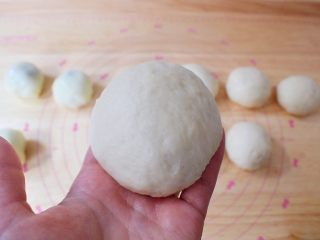 15、麻薯豆沙饼,利用虎口慢慢收口再揉圆