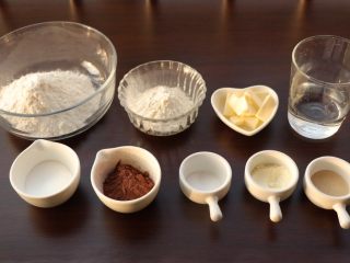 1、网红脏脏包,准备面包所需材料