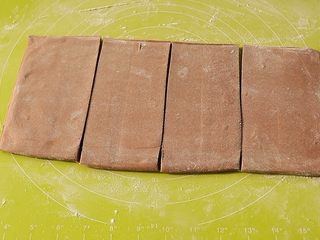 17、网红脏脏包,然后分割成四份