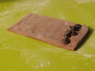 18、网红脏脏包,取一块，在未修边的那头放上巧克力