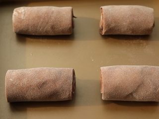 22、网红脏脏包,依次操作完，放入烤盘，发酵，温度控制在25度左右（注意温度不可高）发酵好后放入预热好的烤箱中层180度20分钟