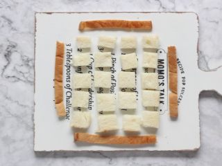 4、凯撒沙拉,面包去边切小块。