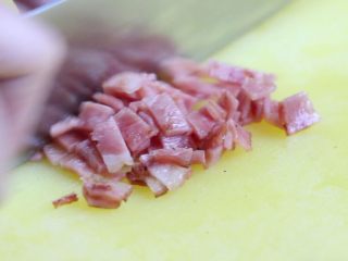 6、凯撒沙拉,将培根切成小丁。