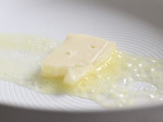 7、凯撒沙拉,开中小火，锅中加入黄油至融化。