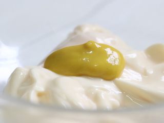 9、凯撒沙拉,准备一个小碗，放入蛋黄酱、黄芥末酱。