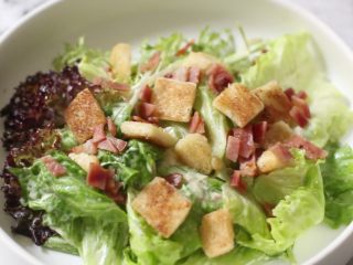 13、凯撒沙拉,拌好的生菜装盘，加入面包块和培根丁。